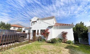 CASA FRENTE A ALIANZA FRANCESA A EXCELENETE PRECIO 10.300 UF