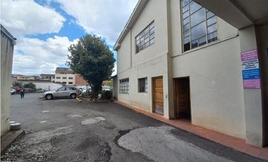 Amplio terreno en venta en San sebastian con casa y parqueadero publico