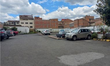 Amplio terreno en venta en San sebastian con casa y parqueadero publico