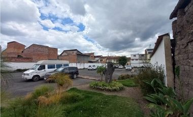 Amplio terreno en venta en San sebastian con casa y parqueadero publico