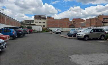 Amplio terreno en venta en San sebastian con casa y parqueadero publico