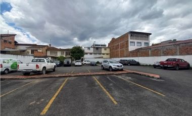 Amplio terreno en venta en San sebastian con casa y parqueadero publico