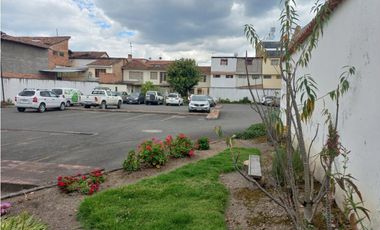 Amplio terreno en venta en San sebastian con casa y parqueadero publico