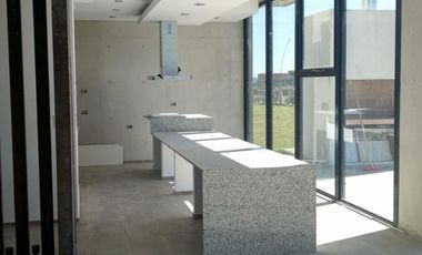 MODERNA CASA - BARRIO PUERTOS