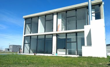 MODERNA CASA - BARRIO PUERTOS