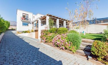 CASA ESTILO PROVENZAL EN VENTA EN PIEDRA ROJA