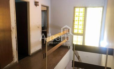 VENTA - CASA DE ESTILO EN VILLA SARMIENTO - APTA CRÉDITO.