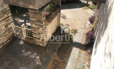 VENTA - CASA DE ESTILO EN VILLA SARMIENTO - APTA CRÉDITO.