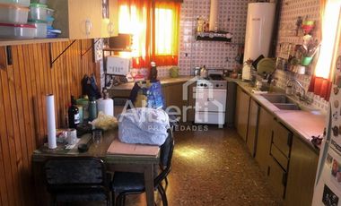 VENTA - CASA DE ESTILO EN VILLA SARMIENTO - APTA CRÉDITO.
