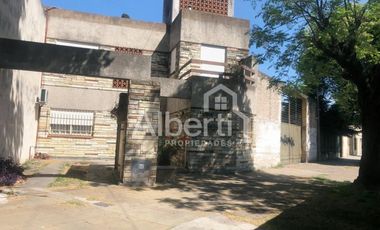 VENTA - CASA DE ESTILO EN VILLA SARMIENTO - APTA CRÉDITO.
