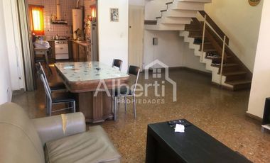VENTA - CASA DE ESTILO EN VILLA SARMIENTO - APTA CRÉDITO.