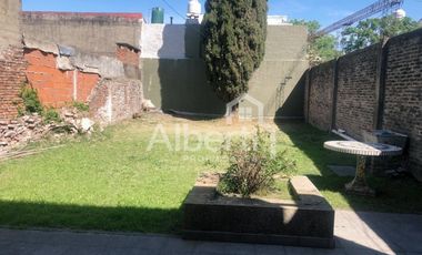 VENTA - CASA DE ESTILO EN VILLA SARMIENTO - APTA CRÉDITO.