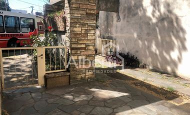 VENTA - CASA DE ESTILO EN VILLA SARMIENTO - APTA CRÉDITO.