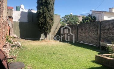 VENTA - CASA DE ESTILO EN VILLA SARMIENTO - APTA CRÉDITO.