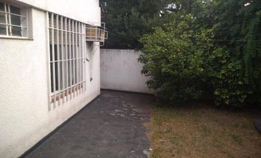 CASA 4 AMBIENTES C/ENTRADA DE VEHICULOS Y JARDIN