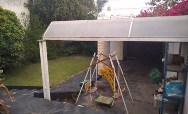 CASA 4 AMBIENTES C/ENTRADA DE VEHICULOS Y JARDIN