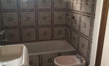 CASA 4 AMBIENTES C/ENTRADA DE VEHICULOS Y JARDIN