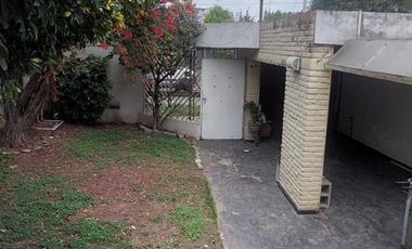 CASA 4 AMBIENTES C/ENTRADA DE VEHICULOS Y JARDIN