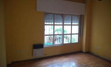 CASA 4 AMBIENTES C/ENTRADA DE VEHICULOS Y JARDIN