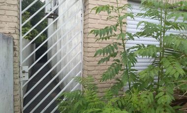 CASA 4 AMBIENTES C/ENTRADA DE VEHICULOS Y JARDIN