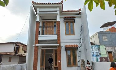 RUMAH SIAP HUNI TENGAH KOTA 2 LANTAI HARGA ANEH 1 Unit Terakhir Siap Huni Rumah di Jantung kota