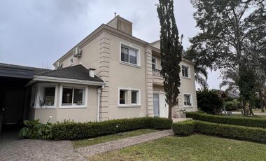 Casa en venta o alquiler en Barrio Privado Santa Ana