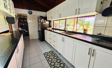 Casa en venta de 4 dorm. en Pirque