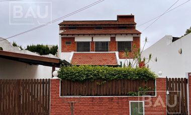 BAU PROPIEDADES: Casa de 4 dormitorios con jardín, galería y garage! Martínez!