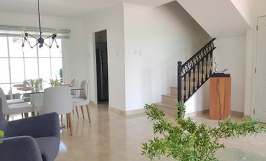 Venta de Casa en Urb. Casa Laguna, cerca del Riocentro El Dorado, Vía a Samborondon.