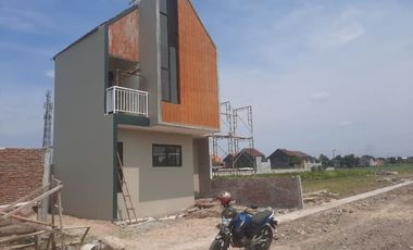[ Sebelah kampus Ums ] rumah hadap kolam renang