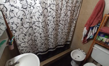 Vende Casa en Claypole a mts de 2 de Abril
