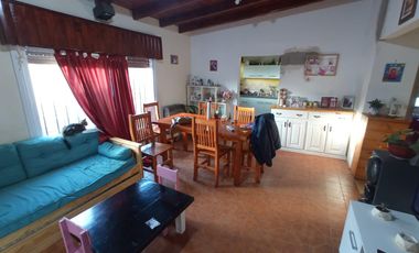 Vende Casa en Claypole a mts de 2 de Abril