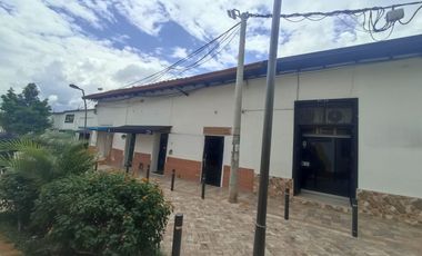 VENTA DE CASA CON 2 LOCALES, OFICINA Y PARQUEADERO, CENTRO DE BUCARAMANGA, ÁREA: 450 MTS². Cod V11132