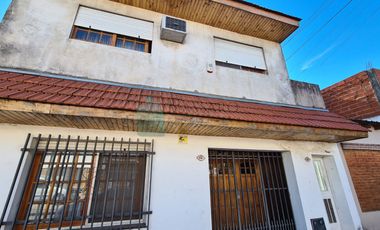 Casa sobre lote de 8.66x23 con patio, garage, Lomas del Mirador