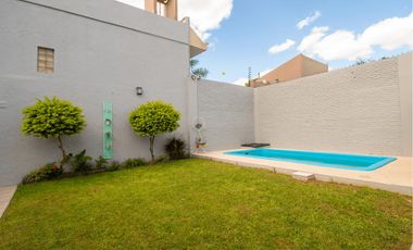 Casa 5 ambientes en venta Ituzaingó con parque, quincho y piscina