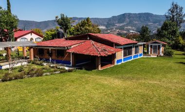 CASA EN VENTA EN ZUMPAHUACAN CON ARBOLES FRUTALES Y ALBERCA