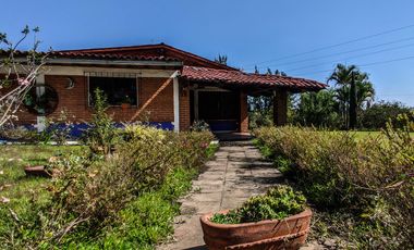CASA EN VENTA EN ZUMPAHUACAN CON ARBOLES FRUTALES Y ALBERCA