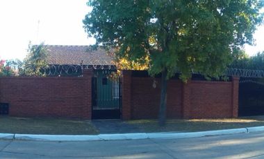 VENTA DE CHALET DE MÁS DE 4 AMBIENTES SOBRE LOTE DE 800 M² - MONTE GRANDE