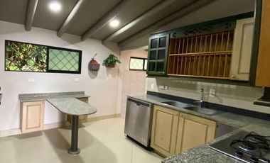 CASA EN ARRIENDO UBICADA EN ENVIGADO SECTOR LOMA DEL ATRAVESADO