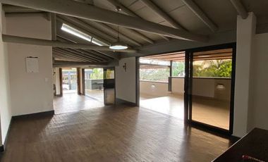 CASA EN ARRIENDO UBICADA EN ENVIGADO SECTOR LOMA DEL ATRAVESADO