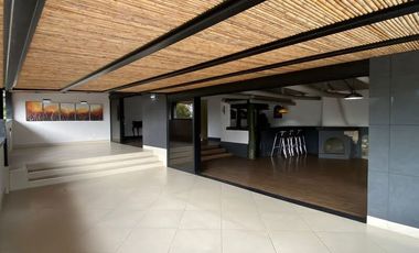 CASA EN ARRIENDO UBICADA EN ENVIGADO SECTOR LOMA DEL ATRAVESADO