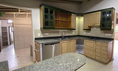 CASA EN ARRIENDO UBICADA EN ENVIGADO SECTOR LOMA DEL ATRAVESADO