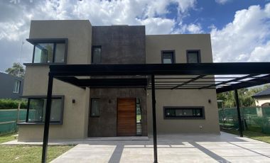 Venta casa 6 ambientes con fondo libre y piscina a laguna en Club Miralagos
