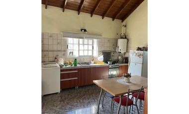 CASA QUINTA EN BENAVIDEZ  EN ZONA RESIDENCIAL  IMPECABLE