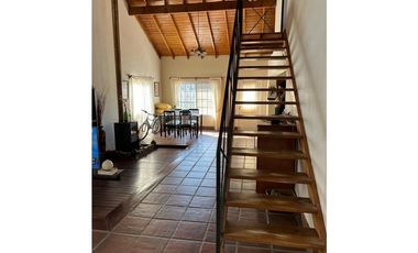 CASA QUINTA EN BENAVIDEZ  EN ZONA RESIDENCIAL  IMPECABLE