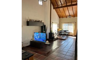 CASA QUINTA EN BENAVIDEZ  EN ZONA RESIDENCIAL  IMPECABLE