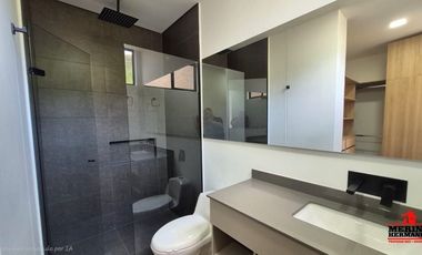 casa en arriendo/venta en aeropuerto. Cod V6486