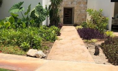Linda Casa una sola planta en Privada Yucatan Country Club