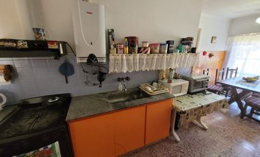 CASA EN PARQUE LURO 3 AMBIENTES CON DEPENDENCIA y 2 BAÑOS