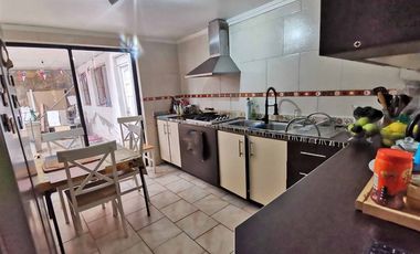 Amplia casa, vista al mar ,LyC 4 dormitorios,2 baños, patio